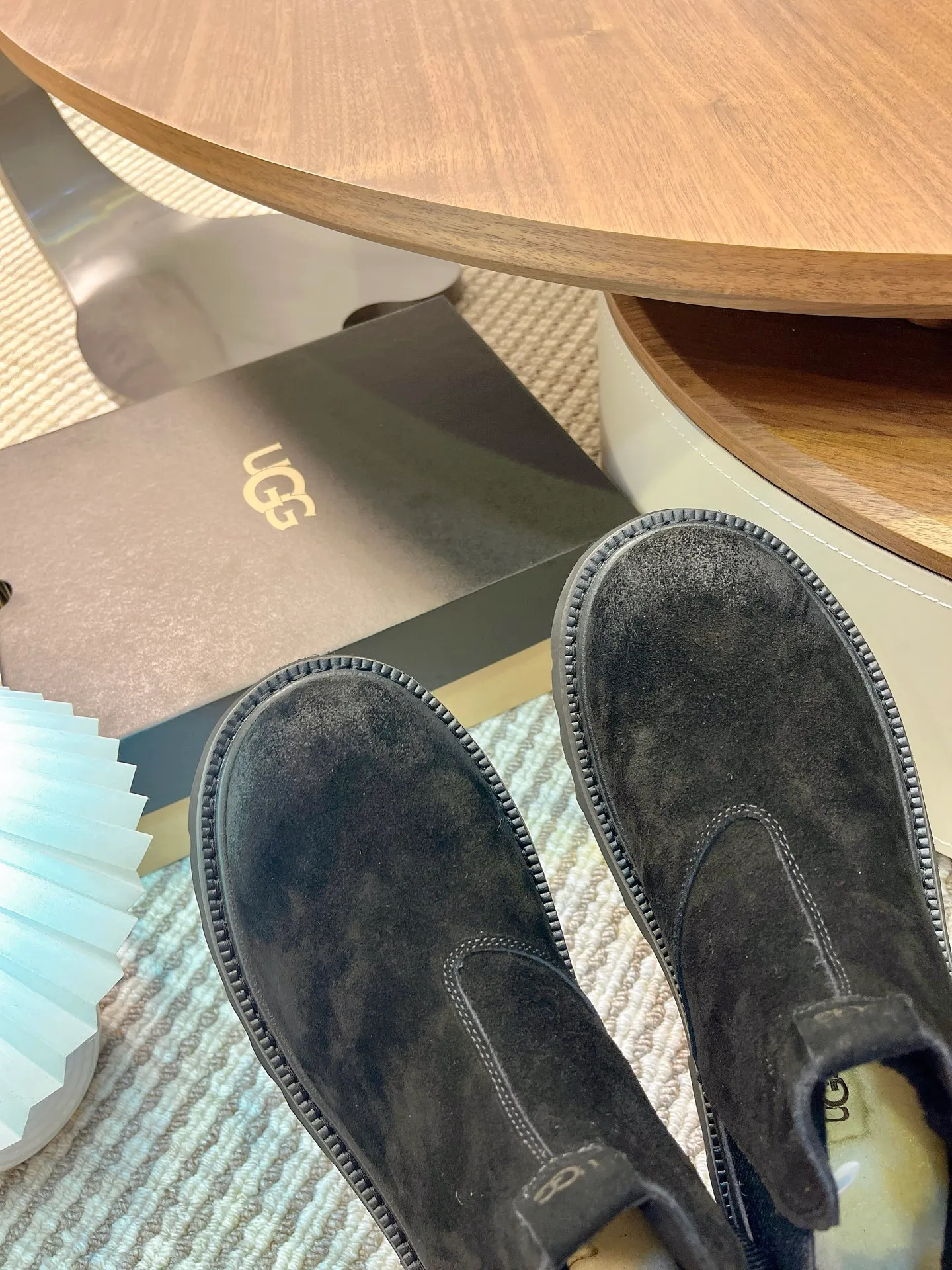 【UGG】 P: 600💰 Size: 40 to 44 (45 custom-made) 2025 new style 𝑼𝑮𝑮•Men's ◾️. Winter snow boots and fur shoes. The matching coefficient is also 100%. 💥Good-looking✨Fully fashionable and stylish when worn. 📈 Lager casual boots, lace-up style. The heels are decorated with hot embossed brand logos. Item No.: 1171113 Upper: high-quality cow suede Lining: sheepskin imported from Australia 🐑The inner lining is made of Australian lamb wool Outsole: EVA non-slip outsole. 45
